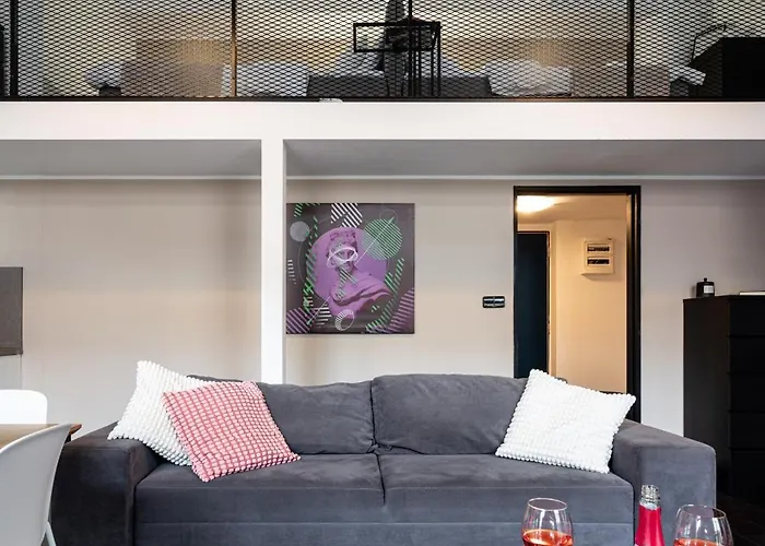 Spacious Loft-aparts On Karlin Lägenhet