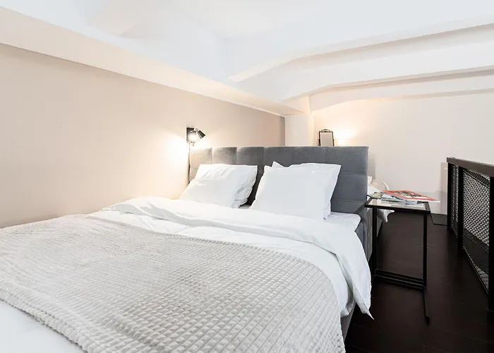 Spacious Loft-aparts On Karlin Lägenhet